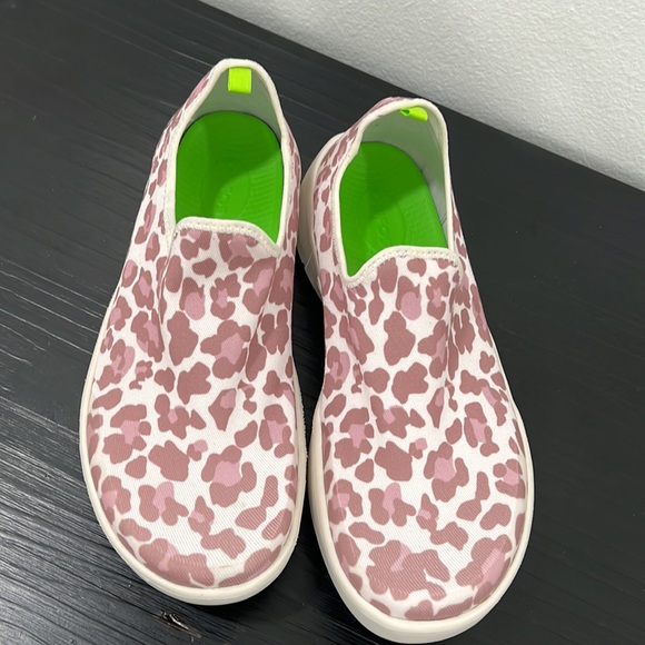 OOFOS oomg eezee 10 Women's Pink and White Slip-On Shoes - Picture 6 of 13